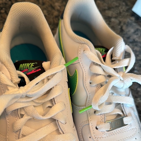 Nike Air Force 1 LV8 1 White with Green Accents EUC 8.5 or 7Y - Picture 12 of 15